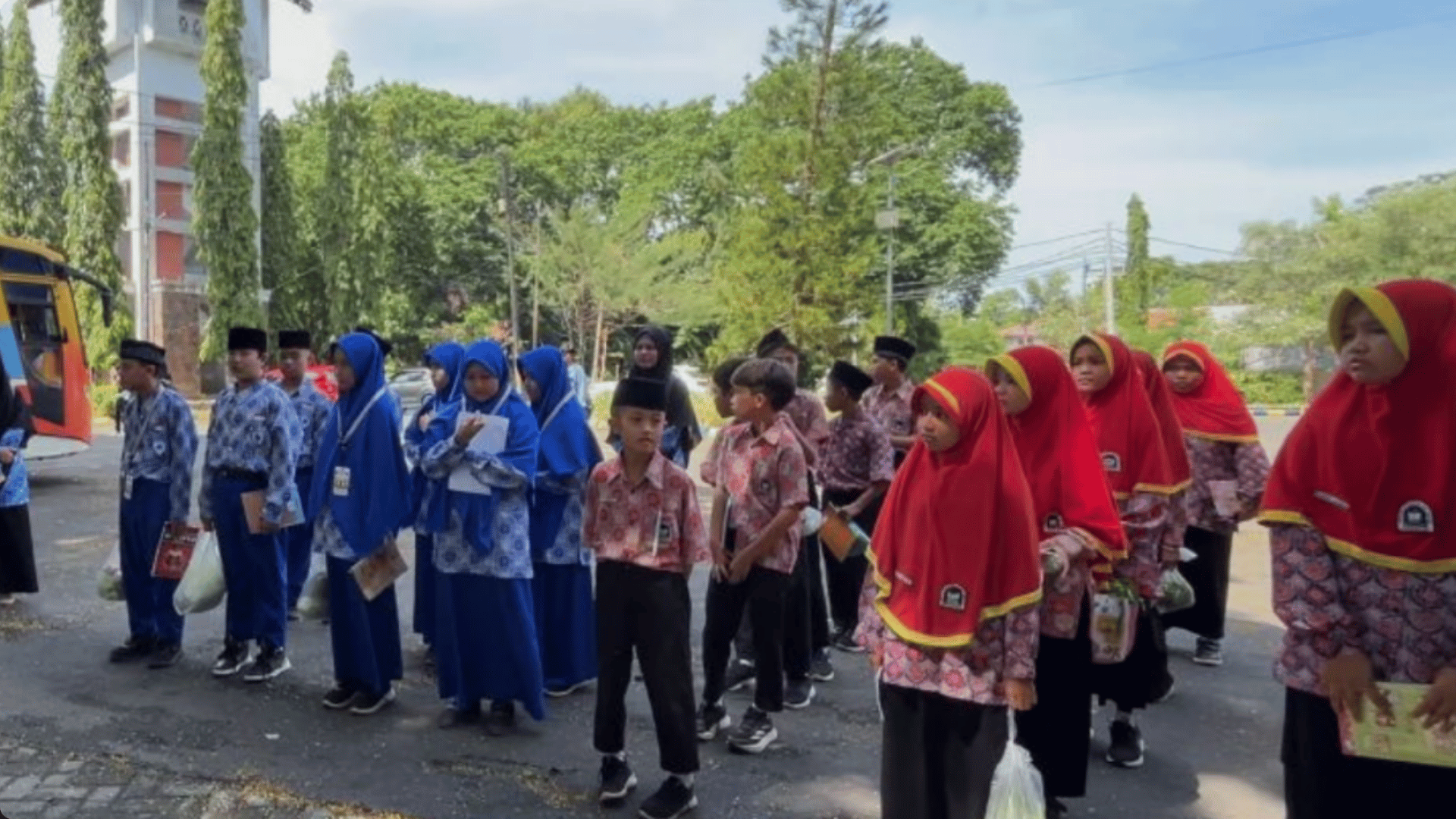 Kunjungan SMP IT Darujannah Turtle Learning Center (TLC) dan Pondok Sains IPA Terpadu (POSTER) di Universitas Bengkulu